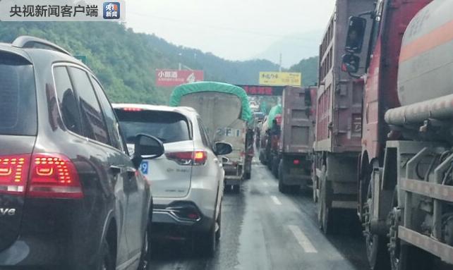 云南昆楚高速一路段发生5起交通事故:24车追尾 2人受伤