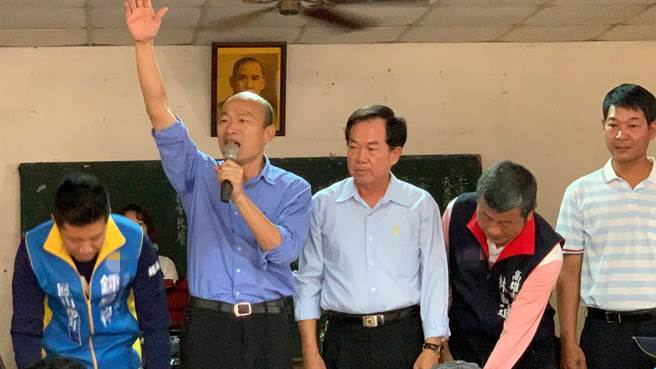 韩国瑜(左二)重申将全力拼外销,帮助农民提高经济效益。(图片台湾“中时电子报”)