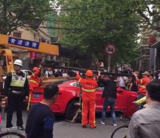 图说：为疏通道路吊车正在作业　