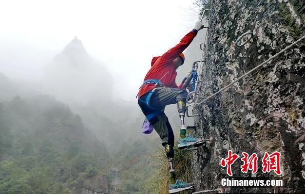 秦俊杰阚清子谍战剧《信仰》开机，秦俊杰为戏学习洗胶片