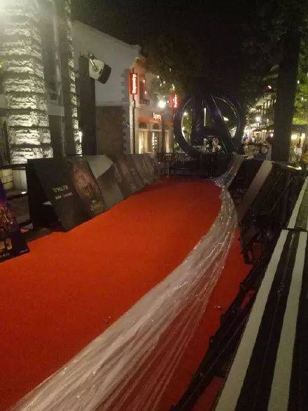 9点半左右:有小部分人聚集在迪士尼小镇入口。