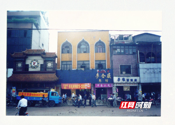 2001年,黄兴路美食街拆掉改造前的街景 受访者供图