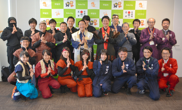 池田市职员在参加“训练”后与甲贺市政府职员合影(《朝日新闻》)