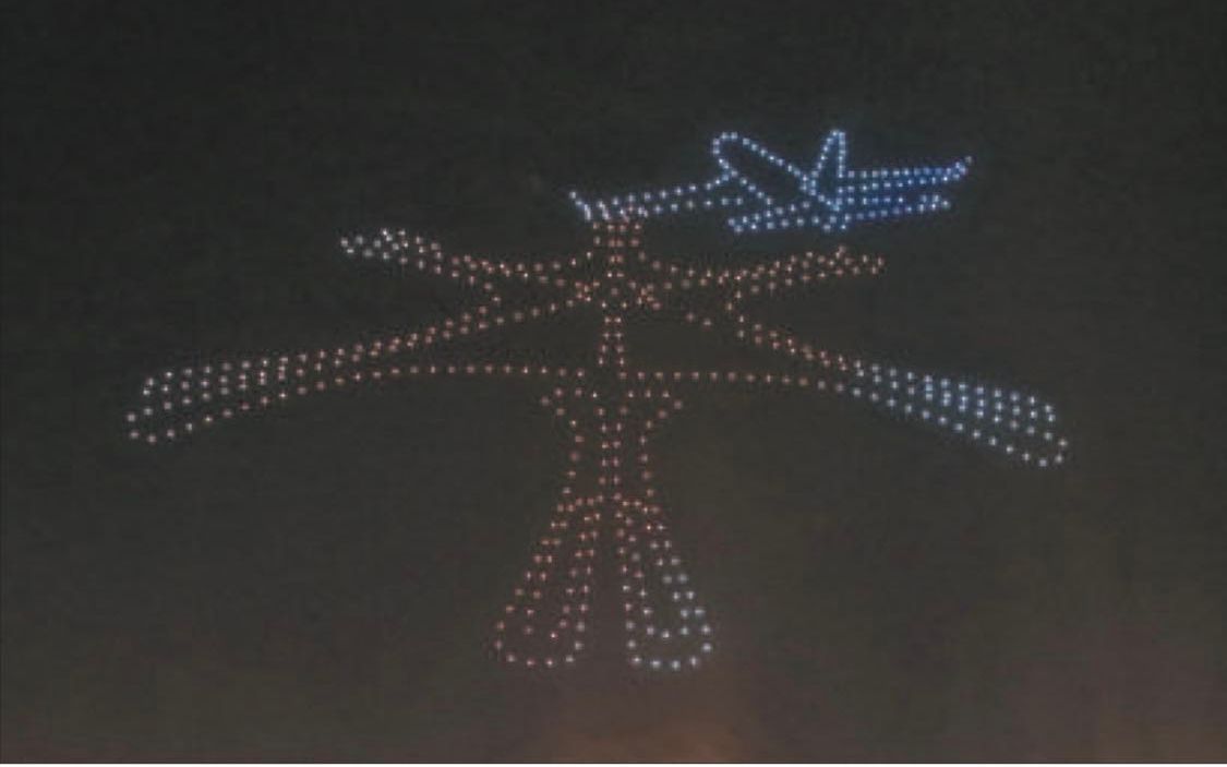 无人机编队表演中，光点变换组合呈现出的大兴机场图样。摄影/新京报记者 王嘉宁