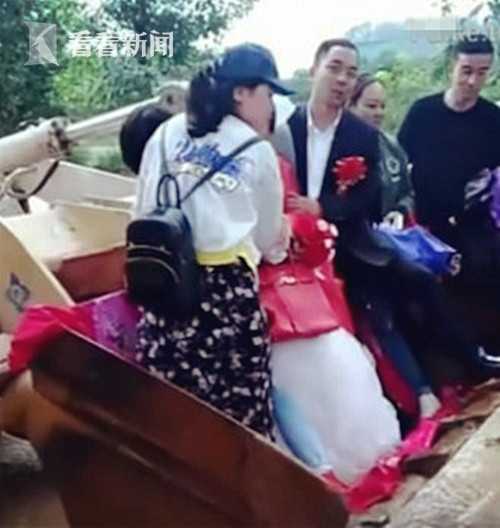 男子520当天迎娶新娘 因暴雨积水用铲车迎亲(图)