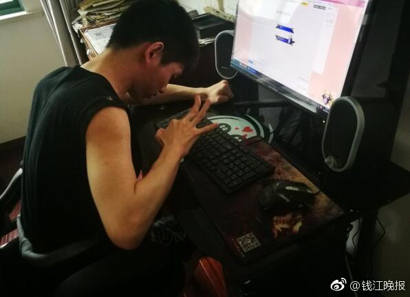 脑瘫小伙用一根手指写玄幻小说, 靠一根手指每