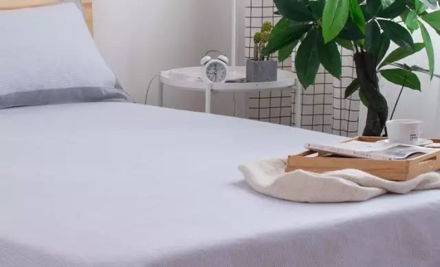 他们用纯棉老粗布做了个凉席，没想到睡上去这么爽