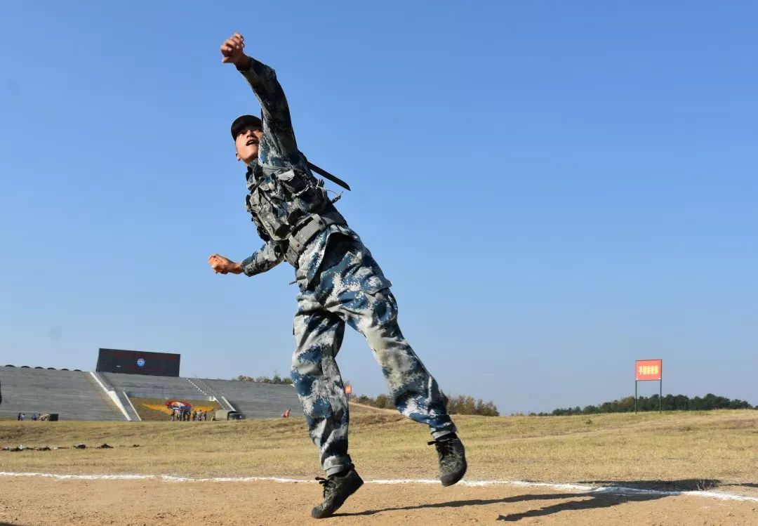 跑障碍，扔手雷……空军警卫哥哥们的比武竞赛了解一下!