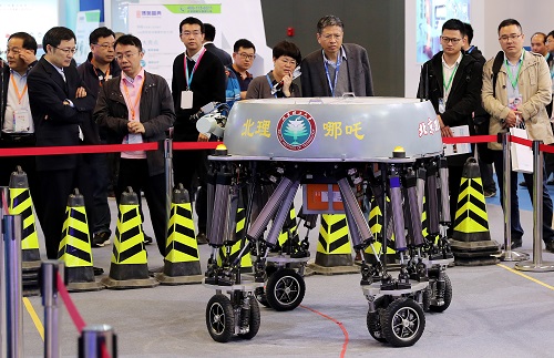 2017年4月19日，参观者观看一个电动并联式轮足机器人的现场演示。新华社记者 方喆 摄