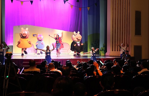 资料图片：这是小猪佩奇中文版舞台剧的演出现场（2018年5月30日摄）。当日，小猪佩奇中文版舞台剧在上海兰心大戏院上演。新华社记者 方喆 摄