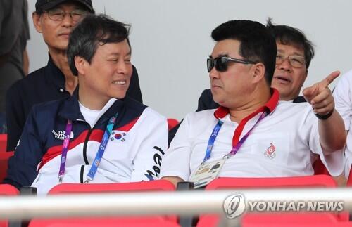 资料图：韩国文化体育部长都钟焕（左）与朝鲜体育相金一国（来源：韩联社）