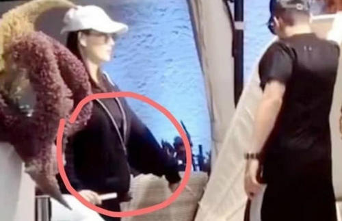 网友晒张馨予初中集体照,双马尾青涩动人