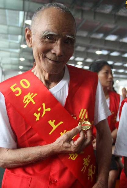 武义泉溪镇为50年以上党龄老党员颁发纪念章