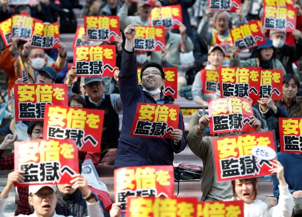 25日,日本民众在东京集会,抗议安倍内阁篡改森友学园“地价门”相关文件,要求把安倍关进监狱。(路透社)