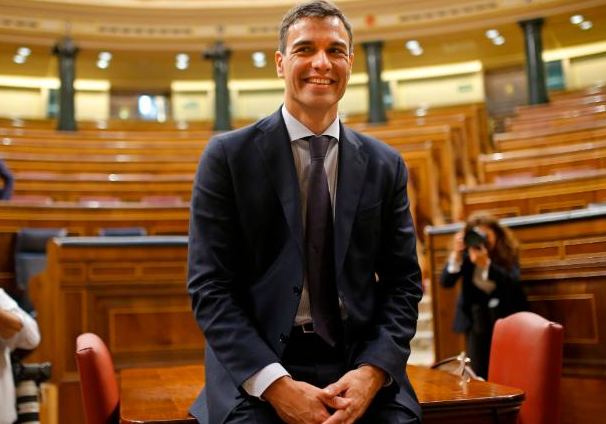 西班牙社会党党魁桑切斯宣誓就任新一任首相