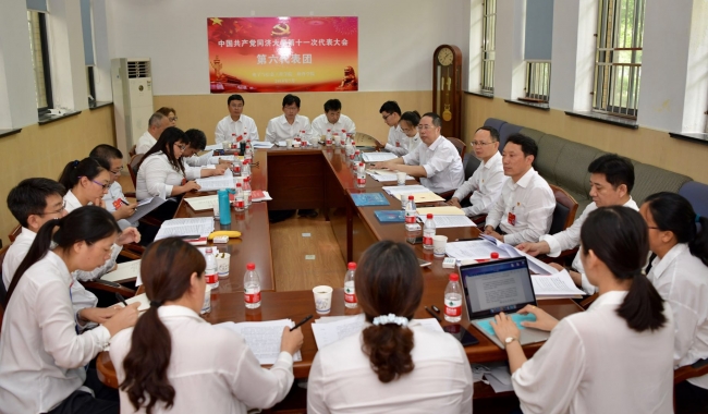 党代会各代表团认真审议党委、纪委工作报告