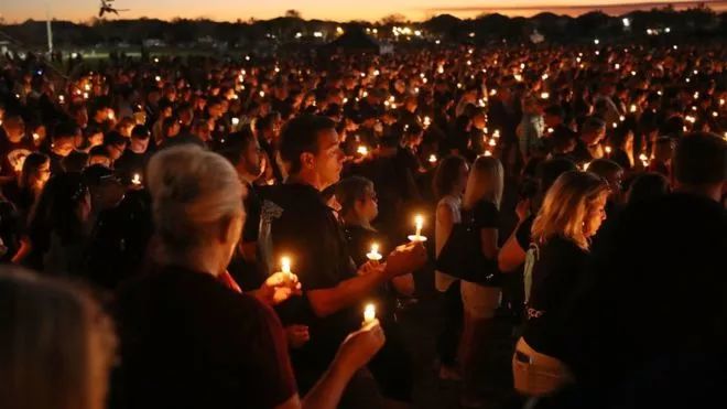 ▲人们在烛光集会上哀悼在佛罗里达枪击案中逝去的17条生命。（盖帝图像）