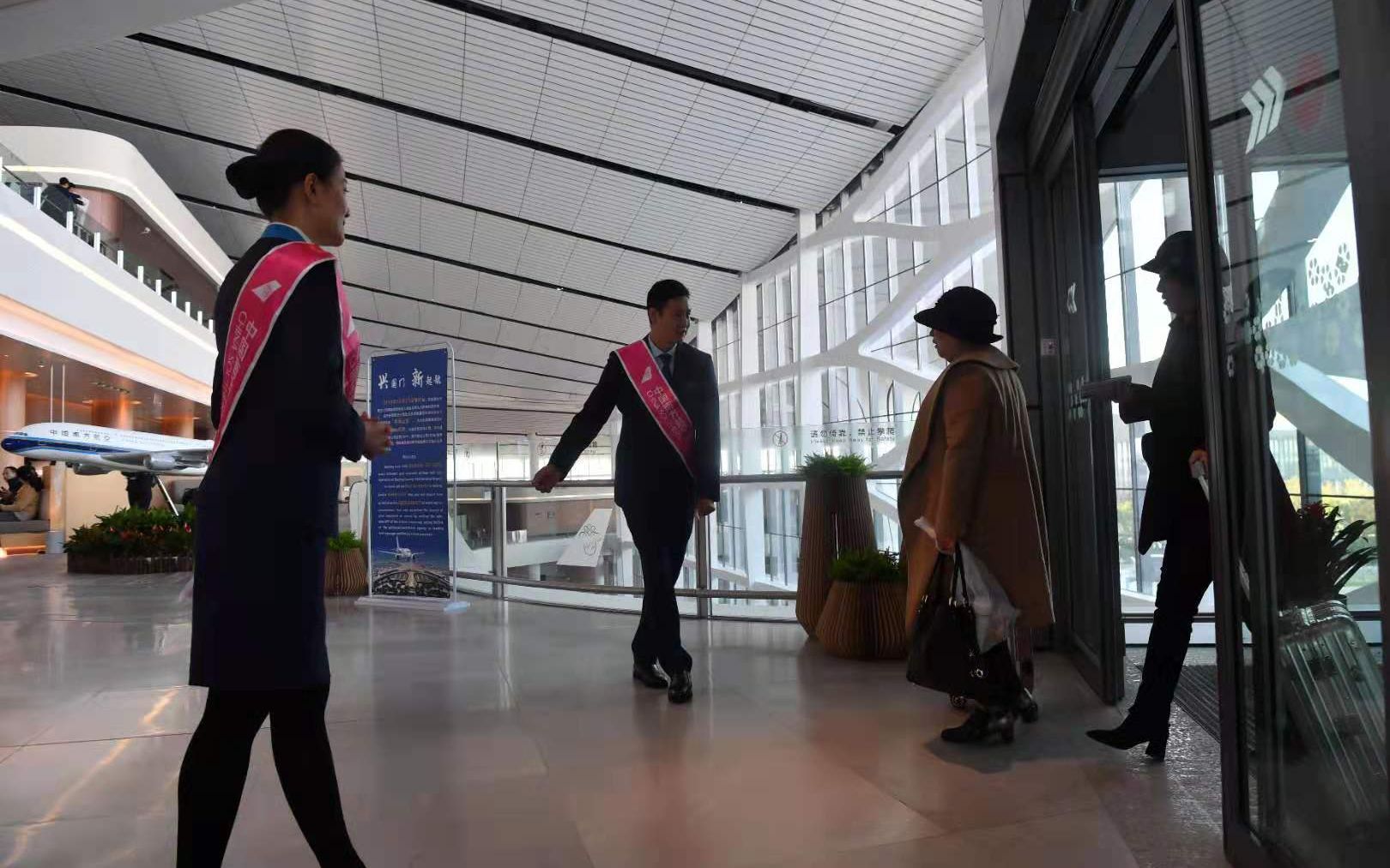 南航专享值机区迎来首批旅客。新京报记者 李木易 摄