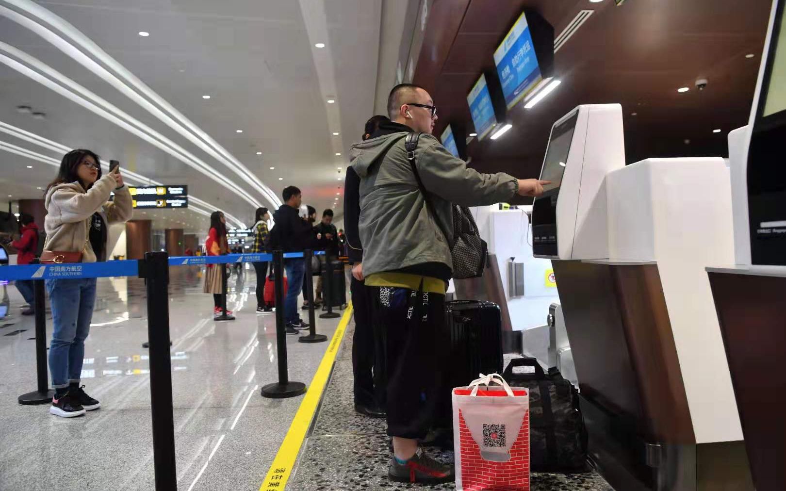 旅客在大兴机场B1层值机区办理值机和自助行李托运。新京报记者 李木易 摄