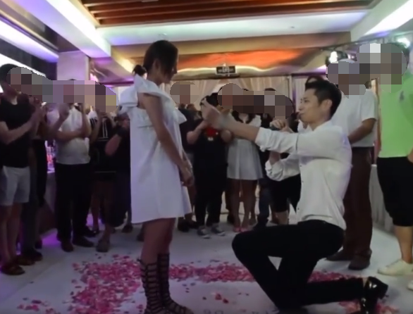 买超求婚视频曝光 买超一边念词还一边流眼泪