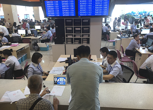 市民在浦东新区企业服务中心办理企业注册登记。澎湃新闻记者 杨帆 摄