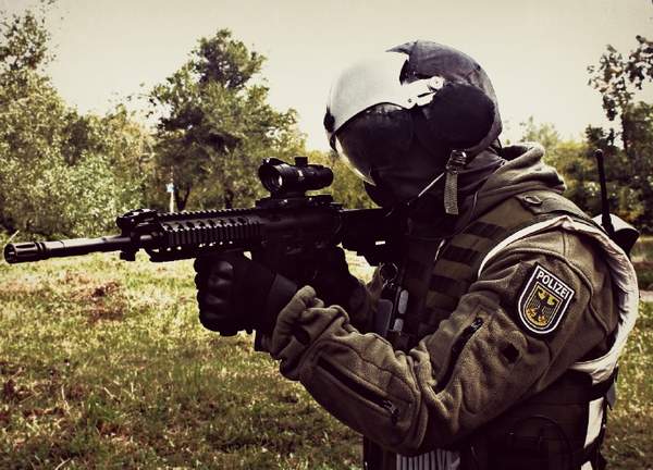 《彩虹六号:围攻》耶格Cos 脑壳又大又圆还原度爆表