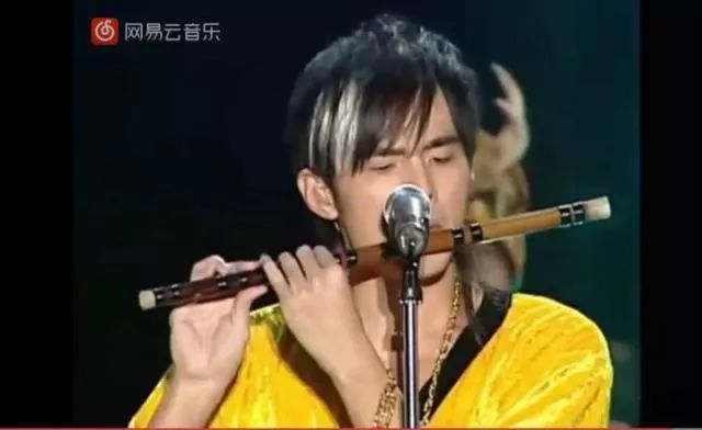 周杰伦回应新歌被吐槽:“来首轻松的歌，不爱我就拉倒。”