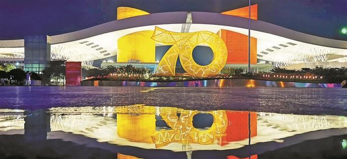 ▲市民中心广场，一个象征新中国成立70周年的金色数字艺术雕塑“70”格外引人注目。