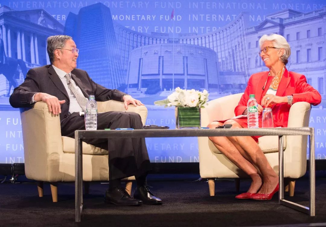 ▲2016年6月24日，周小川在美国华盛顿出席IMF年度央行行长系列讲座，与IMF总裁拉加德进行了半小时的一对一对话（图片来源：东方IC）