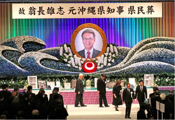菅义伟出席冲绳前知事葬礼读安倍悼词 被骂滚