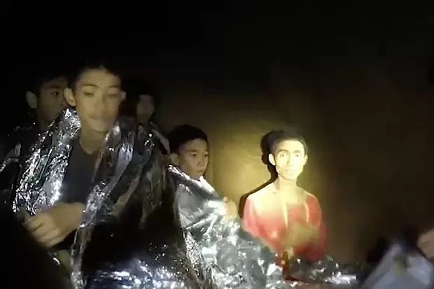 震惊世界的救援里 这个无国籍男孩立下大功