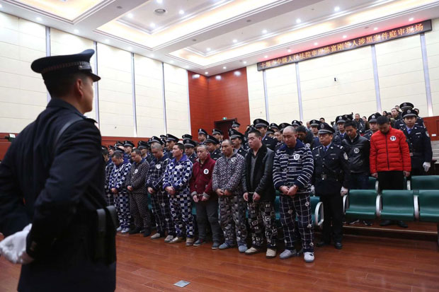 十堰中院公开宣判陈富刚等31人涉黑案件