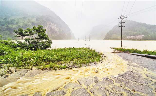 今年以来长江最强过境洪水陆续通过主城