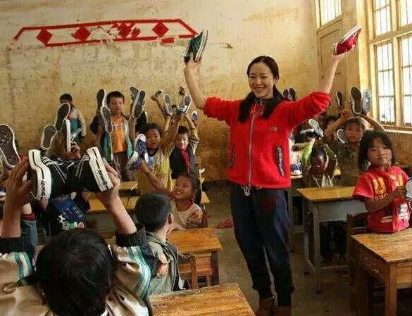 迪丽热巴赶飞机不忘关心摔倒粉丝,网友:小心赖