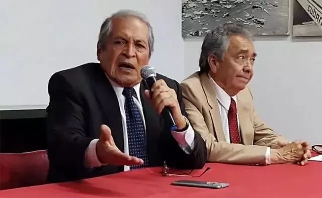 新皇家天龙下载地址·安以轩手动比心送祝福,指间上的桃心美甲才是爱意满满!