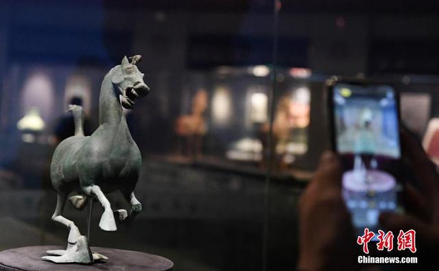 “铜奔马”真品在甘肃省博物馆展出
