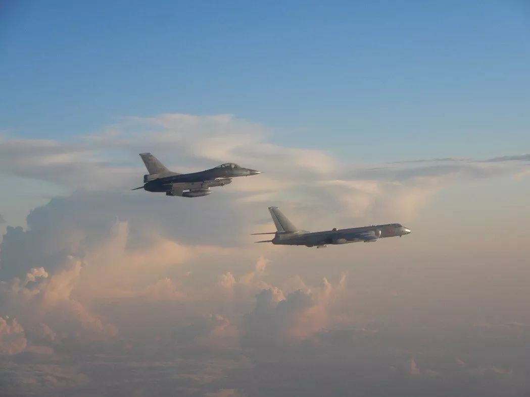 1527468712115056.jpg 图为台防务部门发布的台军F-16伴飞解放军轰-6K照片。(来源:台媒)