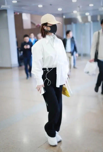 杨紫最新机场照被曝光,白寸衫和运动鞋混搭,网友:越来越时尚了