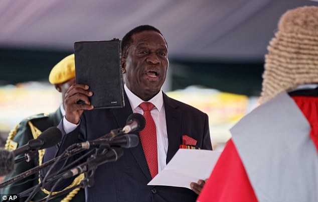 2017年11月24日，姆南加古瓦宣誓就任津巴布韦总统。（图片来源：《每日邮报》）