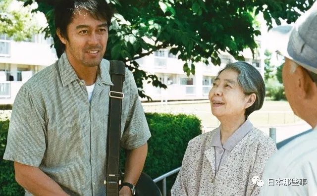 最近在国内上演的电影《小偷家族》中广西少女持刀互砍视频,她也同样出演了奶奶的角色。