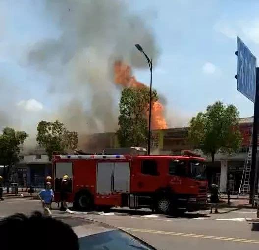 突发!中南汽配批发大市场起火 现场浓烟滚滚