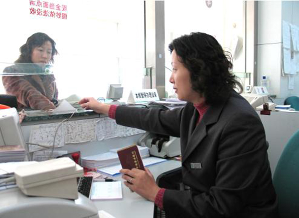 2005年1月27日，山东聊城，中国农业银行的员工正在为居民办理储蓄存款业务。东方IC 资料图