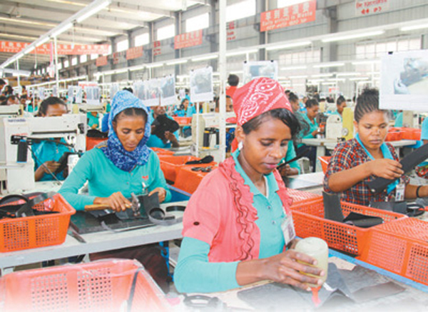 2017年6月，在埃塞俄比亚首都亚的斯亚贝巴的东方工业园里，华坚鞋业公司员工正在生产线上工作。   本文图片均来自人民网