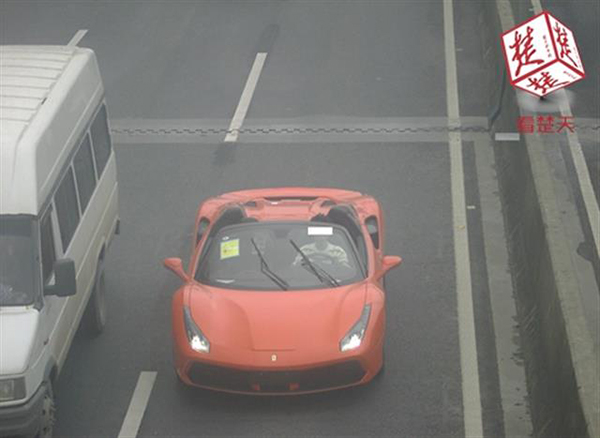 只顾享受跑车“速度与激情”,开到商圈和高校周边炫耀