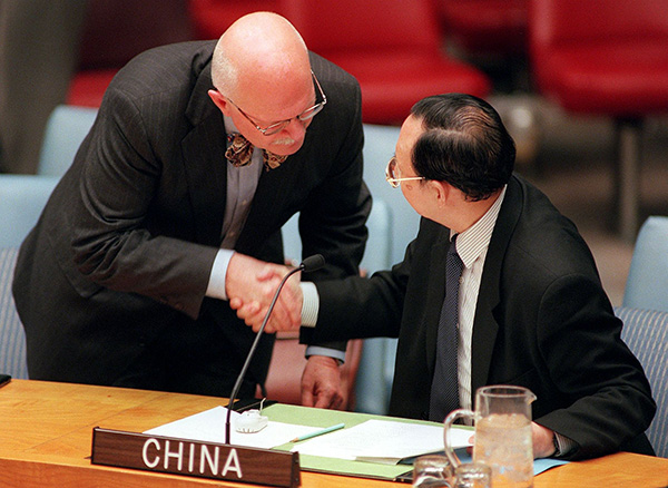 1999年5月8日,联合国安理会成员聚集在纽约联合国总部,进行一次由北京召集的紧急会议,讨论中国驻贝尔格莱德大使馆遭北约空袭一事。图为美国代办彼得·伯利问候时任中国大使秦华孙。视觉中国 资料
