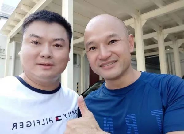 ▲刘sir(右)与内地热心网友罗先生合影。(图片来自微博)