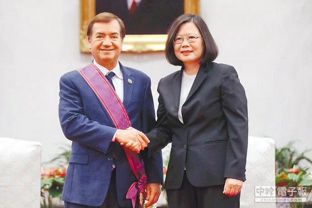 罗伊斯(左)与蔡英文(图片来源:“中时电子报”)