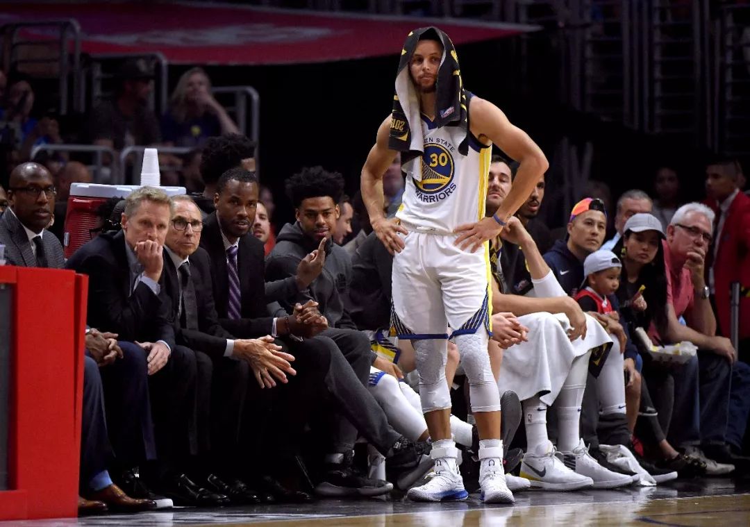 防守背手,进攻还没圆柱体!看看裁判把库里逼成