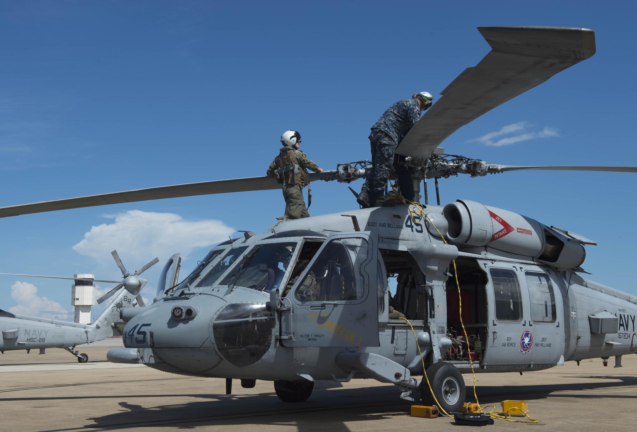  美军地勤正在转运海鹰直升机 图源：USNI