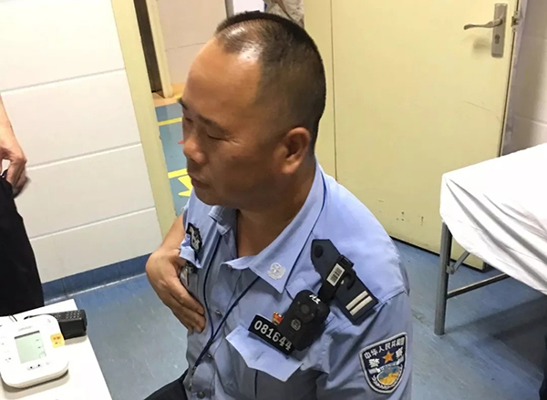 奥迪司机醉驾险撞到协警 拒检测踹断交警三根肋骨